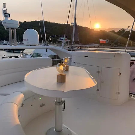 Yacht Le Yauta Vecchio بوتيل